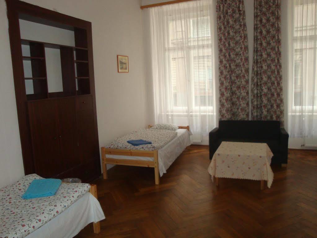 Gallery Hostel Prague Ngoại thất bức ảnh