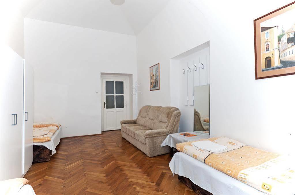 Gallery Hostel Prague Ngoại thất bức ảnh