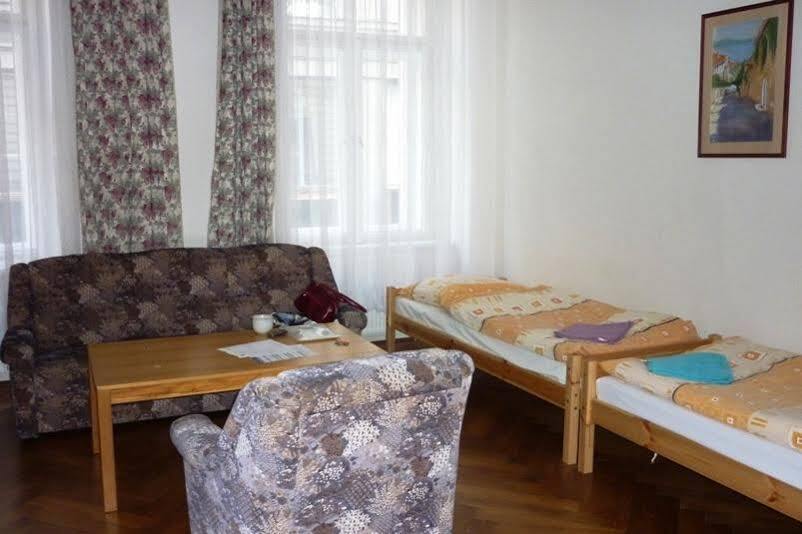Gallery Hostel Prague Ngoại thất bức ảnh